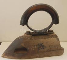 1931 Budapest Székesfőv. Gázművei Tulajdona felirattal jelzett régi szenes vasaló, 20cm-es vasaló felülettel