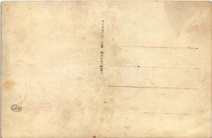 Pöstyén, Piestany; Régi fürdő előtt várakozó fürdőkocsisok, I. osztályú iszapmedence fürdők / Stare ...