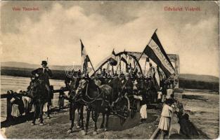1910 Visk, Viskove, Vyshkovo (Máramaros); Tisza híd, választási ünnepség 1905-ből, Éljen Dudics Endre függetlenségi és 48-as képviselőnk zászlók / Tisa bridge, election day, celebration with flags from 1905 (EM)