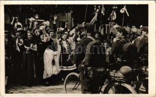 1938 Ipolyság, Sahy; bevonulás, kerékpáros katonák / entry of the Hungarian troops, soldiers with bicycles + 1938 Ipolyság, Az első visszatért magyar város So. Stpl (gyűrődések / creases)