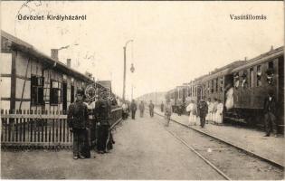 1915 Királyháza, Korolevo, Královo nad Tisou; vasútállomás, vonat katonákkal és csendőrrel. Winkle L. kiadása 5702. / railway station, soldiers with train, gendarme (fl)