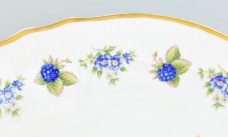 Hollóházi szedermintás tortatál, jelzett, kis kopásokkal, d: 33,5 cm