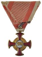 1869-1914. "Arany Érdemkereszt a Vitézségi Érem szalagán" aranyozott, zománcozott bronz ki...