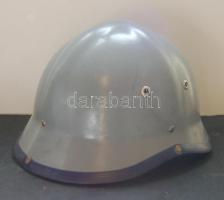 1960-as évekből származó tűzoltó sisak