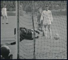 1965 Ferencváros (FTC) - Pécs labdarúgó-mérkőzés, sajtófotó, a hátoldalon feliratozott, pecséttel jelzett, 18x13 cm