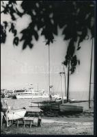 1971 Balatonfüred, móló hajókkal, sajtófotó, a hátoldalon feliratozott, pecséttel jelzett, 24x17 cm