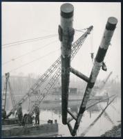 1972 Gázcső fektetés a Dunán Soroksárnál, sajtófotó, a hátoldalon feliratozott, pecséttel jelzett (Magyar Hírek - MTI Fotó Főosztály), 14,5x13 cm