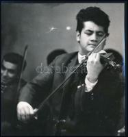 1965 Hegedűművész előadás közben, 3 db sajtófotó, a hátoldalon feliratozott, pecséttel jelzett, 17x1...