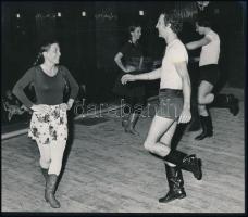1973 Detroiti magyar tánccsoport próbája, 2 db sajtófotó, a hátoldalon feliratozott, pecséttel jelzett (Magyar Hírek - Novotta Ferenc felvétele), 20x17 cm körül