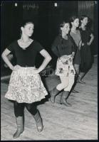 1973 Detroiti magyar tánccsoport próbája, 2 db sajtófotó, a hátoldalon feliratozott, pecséttel jelze...