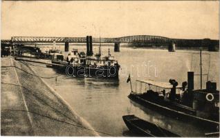 Pozsony, Pressburg, Bratislava; Magyar Királyi Folyamőrség őrnaszádja a Dunaparton / Hungarian river guard ship on the Danube