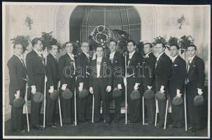 1935 Bp., a Foederatio Emericana bálja a Pannonia szállóban, tagok csoportképe, rajtuk a szervezet kitüntetéseivel; a hátoldalon pecséttel jelzett (Schäffer fotó), 17,5x11,5 cm