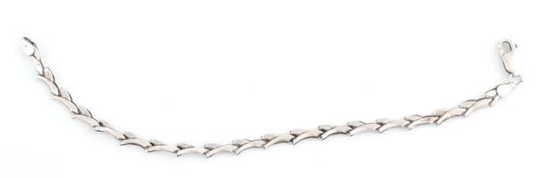 Ezüst(Ag) fantáziamintás karkötő, jelzett, h: 19,5 cm, nettó: 4 g