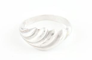 Ezüst(Ag) legyezőmintás gyűrű, jelzett, méret: 57, nettó: 2,4 g