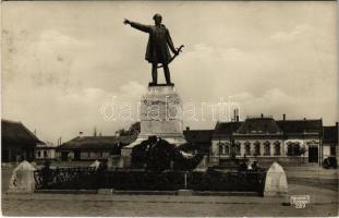 1938 Orosháza, Kossuth szobor, háttérben a Takarékpénztár (EB)