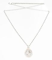 Ezüst(Ag) walles nyaklánc nyilas medállal, jelzett, h. 44 cm, 3×1,9 cm, nettó: 7,4 g