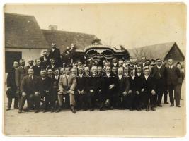 1932 Somogyszili evangélikus gyülekezett, 1932. X. 30., fotólap, a hátoldalon feliratozva, a képen szereplő gyülekezet német-ajkú volt, 1945-ben deportálták őket, 8x11 cm