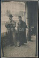 Rippl-Rónai József (1861-1927) festő és öccse Ödön MÁV-tiszti ruhában, feliratozott fotólap, 11,5×7,5 cm