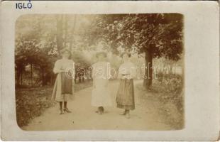 1909 Igló, Zipser Neudorf, Spisská Nová Ves; Vasút utcai park hölgyekkel / park with ladies. photo (kopott sarkak / worn corners)