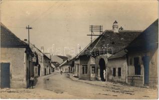 Sopron, Kis utca, Reisch Samu épület és géplakatos, sör és bor üzlet. Rebernigg fényképész, photo (EK)