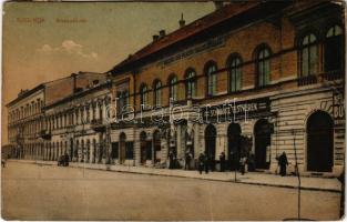 1923 Szolnok, Kossuth tér, Magyar Kir. Pénzügyigazgatóság, Magyar Takarékpénztár, Jancsó, Schwarcz Testvérek üzlete. Vasúti levelezőlapárusítás 292. (kopott sarkak / worn corners)