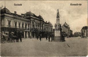 Szolnok, Kossuth tér, szobor, Népbank takarékpénztár rt., drogéria, Sebők Nándor, Konsitzky György, Komáromi József és Fehér Adolf üzlete. Vasúti levelezőlapárusítás 4799. (EM)