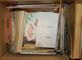 Egy barna papíros doboznyi nyomtatvány tétel, benne vegyes papír régiségek, képeslapok, térképek és más tételek