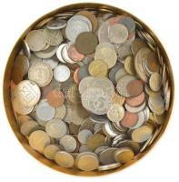 Vegyes, főleg külföldi érmetétel mintegy ~2kg súlyban, fémdobozban T:vegyes Mixed, mostly foreign coin lot in metal box (~2kg) C:mixed
