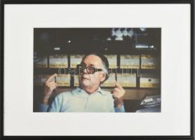 Hervé, Rodolf (1957-2000): Victor Vasarely portréja a műtermében. Fotó, jelzés nélkül. 15x23 cm. Üve...