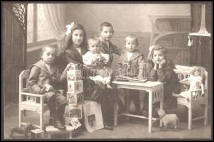 cca 1910-1920 Gyerekek csoportja játékokkal, kartonra kasírozott fotó Till Viktor (1877-1945) hódmez...