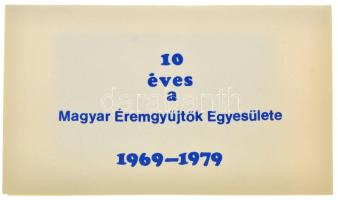 1979. "10 éves a Magyar Éremgyűjtők Egyesülete 1969-1979" bronz lemezplakett díszlapon (61...