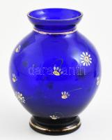 Kobaltkék Parádi üvegváza, kézzel festett virágos díszítéssel, kis kopásnyomokkal, m: 11 cm