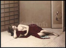 cca 1890 Japán nő alvás közben, modern nagyítás, 15x21 cm