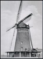 1926 Túrkeve, ún. bástyás szélmalom annyiban tért el az egyéb típusoktól, hogy az első emelete szintjében kívülről erkélyszerű körjárat övezte, erről kezelték a tengely kapcsolóját, ezen járva fordították szélirányba a vitorlákat, 1 db modern nagyítás, 21x15 cm / windmill, modern copy of vintage photo