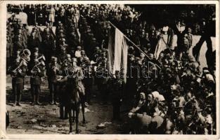 1938 Ipolyság, Sahy; A Felvidék felszabadulásának első örömünnepe, bevonulás, magyar zászló. Az Est fotó. Kiadja: Dr. Sárai Imre / entry of the Hungarian troops, Hungarian flag (EK)