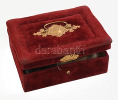 Bordó bársony varródoboz, díszes aranyszínű veretekkel, fogantyúval, tartalommal (csont horgolótűk, ...