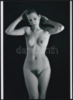 cca 1987 A frizurák reggeli ellenőrzése, szolidan erotikus felvétel, 1 db modern fotónagyítás, 21x15 cm
