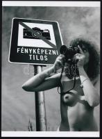 cca 1978 Csintalan és naturista ez a turista, szolidan erotikus felvétel, 1 db modern fotónagyítás, 21x15 cm