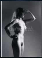 cca 1985 Emlékezetkiesés, ,,reggel felöltöztem? - szolidan erotikus felvétel, 1 db modern fotónagyítás, 21x15 cm