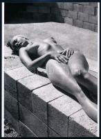 cca 1980 A kőműves segéd déli pihenője, szolidan erotikus felvétel, 1 db modern fotónagyítás, 21x15 cm