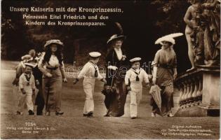 Unsere Kaiserin mit der Kronprinzessin, Prinzessin Eitel Friedrich und den Kindern des Kronprinzpaares / German royal family
