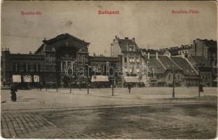 1906 Budapest I. Bomba tér (ma Batthyány tér), Budai vásárcsarnok, Petz Ágoston üzlete, Hermann J. lakatos és címfestők reklámja a ház oldalán. M.T. és F.I. Koch és Pór kiadása 533. (fa)