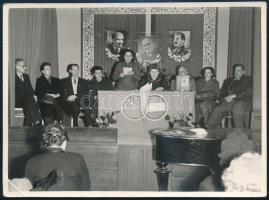 cca 1950 A Magyar-Szovjet Baráti Társaság ülése, a pódium mögött Lenin, Rákosi és Sztálin arcképeivel; fotó, 11,5x8,5 cm