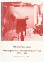 Miklósi-Sikes Csaba: Fényképészek és műtermek Erdélyben 1839-1916. Tanulmány és okmánytár. Haáz Rezső Alapítvány Múzeumi Füzetek 18., Székelyudvarhely, 2001., Haáz Rezső Alapítvány. Kiadói papírkötés.  A szerző, Csáky Zoltán (1945- ) író, újságíró, forgatókönyvíró, televíziós szerkesztő ajándékozási soraival. Valamint + 1 a Csáky és Leutner családok ajándékozási soraival ellátott fotó.