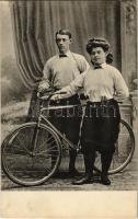 Nagyszeben, Hermannstadt, Sibiu; Kerékpáros akrobaták. Lichtdruck v. Jos. Drotleff / bicycle acrobats