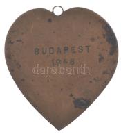 Törzsök Károly (1906-1964) 1948. "Johny Stokes" egyoldalas bronz, szív alakú medál füllel,...