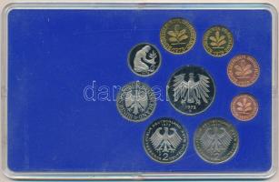 NSZK 1975D 1pf-5M (10x) forgalmi sor műanyag dísztokban, benne 1975D 2M (3xklf) T:PP fo.
FRG 1975D ...