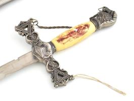 Fantázia kard, kosfejes hüvellyel, díszes markolattal. . 100 cm