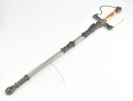 Fantázia kard, kosfejes hüvellyel, díszes markolattal. . 100 cm