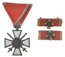 1939. "Magyar Érdemrend lovagkeresztje hadiszalagon, kardokkal" jelzetlen aranyozott, zomá...